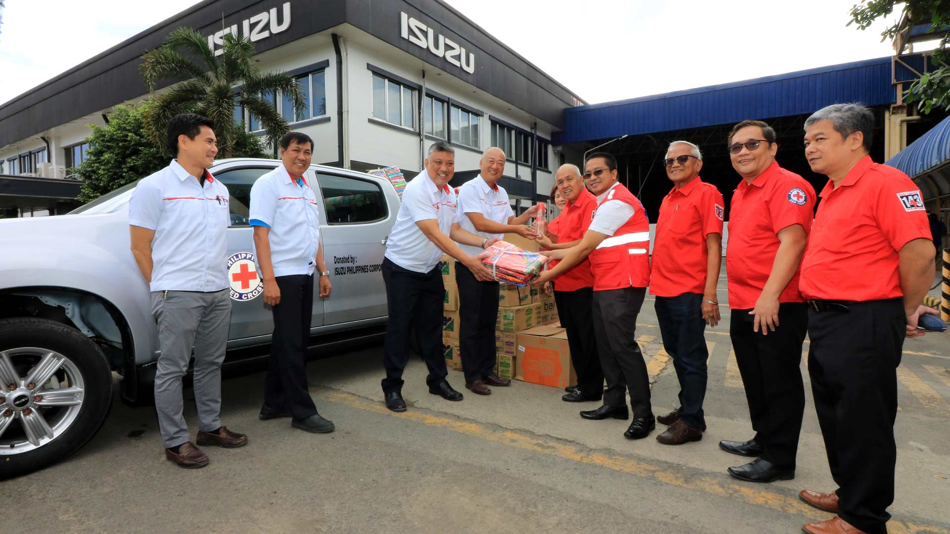 Isuzu donates 4×4 D-MAX to Philippine Red Cross